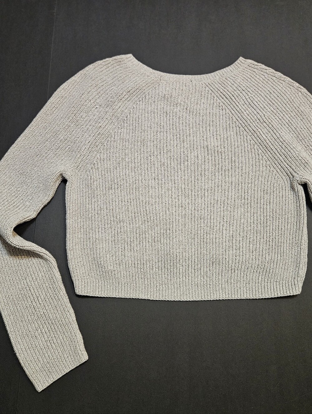 BCBGMAXAZRIA Gray Oat Milk Ribbed Knit Cropped Crewneck Raglan Sweater Sz S EUS - Picture 3 of 10